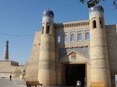 結局駅から20分位かかったかな。ここはイチャン・カラの東門。ゲートらしきものはあったものの、おばちゃんの「通りなさい」のジェスチャーにしたがって素通りできた。