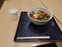 ハラヘッタんで何かないかと思ったら営業してるの蕎麦屋しかなかった
山菜そば食った