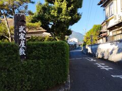 早朝から武家屋敷を探索　今でもこのあたりに住んでいる方がいらっしゃるようで、生活感があふれます。