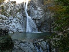 奥が雄滝、手前が夫婦滝です。
手前の夫婦滝は、２本の水流が寄り添う夫婦のようです。