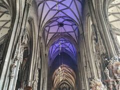 シュテファン大聖堂。ここははずせません。天井が高すぎておどろきます。