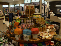 ホノルル空港はお土産も充実。

ただ街中と比べると結構高い。