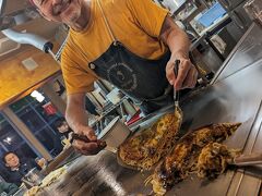 　広島を代表する食べ物の１つはやはりお好み焼き（Okonomiyaki）　こちらはご近所にある有名な　Lopez:Master is from Guatemara. You can topping Chile Jalapeno(ハラペーニョ）.
https://www.tripadvisor.jp/Restaurant_Review-g298561-d1702304-Reviews-Lopez-Hiroshima_Hiroshima_Prefecture_Chugoku.html
　＊掲載に関してご本人の許可を頂いています
観光客への定番
Have you ever eaten Okonomiyaki,Hiroshima style？　Okonomiyaki is Hiroshiman soul food. You msut eat Okonomiyaki in Hiroshima!
There are two style Okonomiyaki in Japan. Osaka-style and Hiroshima-style.Osaka-style is very easy Gujuguju-poi,only this.But Hiroshima-style,artistic!  Crape vegetable meat noodle crape turn egg and sauce. 
　両方食べた人にどっちが美味しかった？と尋ねたら、「オオサカ」と言った人もいた　日本人なら社交辞令でその地のものを言うだろうけど、それも正直でいい　

　Which is most favorite Japanese food？にOkonomiyakiを挙げてくれた人もいた　ほかにSashimi,Tempura,Wagyuu,Ramen,Katsudon,Yakisoba etc. British young man said `Yakionigiri(Grilled rice balls)は意外だった  Inbdian lady said,Japanese Curry Rice is sweet.                                      
　' How about you?'と逆質問されたけど、何だろう？　咄嗟に‘Nikujaga'（Meat and Potato with soy sause and suger）と答えたけど、未だに悩む