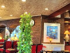 写真だとちょうど木に隠れていますが、
ゲーム台のテーブル席もあります。