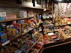 途中にはこれまた懐かしい駄菓子等を扱う露天があります。ラムネやベビースター等懐かしい駄菓子ばかりですが、値段は当時の十番程してました