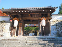 三千院の玄関口である御殿門が現れました。この御殿門は石垣に囲まれ、城門のようになっているのが特徴です。