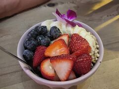 一番美味しかったのは、アサイーボウル（ミックスベリー）$15でした。アサイーは初めて食べましたが、フレッシュなフルーツがたくさんのっていて絶品でした。滞在中、他の店のアサイーも食べましたがここが一番美味しかったです。