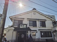 近くのカフェへ