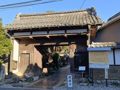 岡田記念館の門構えです。