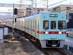 そして 本線系統の天神大牟田線に戻り、筑紫へ。コチラは6000形電車ですが、見た目は5000形電車と酷似。乗降扉の数が違います。。