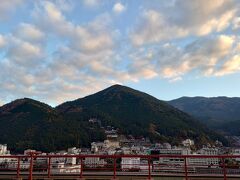 5:00　中浴場のつるつるの湯に入ってまったり
6:50　朝焼けの下呂温泉街