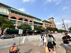 ヒューストンのダウンタウンへやって来ました。これは、MLBヒューストン・アストロズのホーム・スタジアムでもある「ミニッツメイド・パーク(Minute Maid Park)」。　※2025年からは、日本のダイキン工業の米子会社が命名権を獲得し「ダイキン・パーク」になるらしい