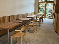 カフェ二十四は、八ツ三館の経営しています。