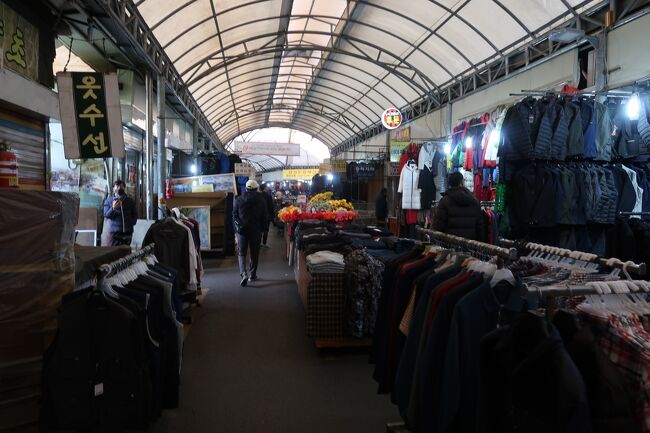 日曜昼過ぎだからでしょうか<br />こんな雰囲気の所を進みます