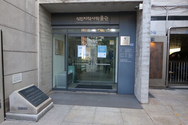 5階建ての建物のここ一階が入口です。