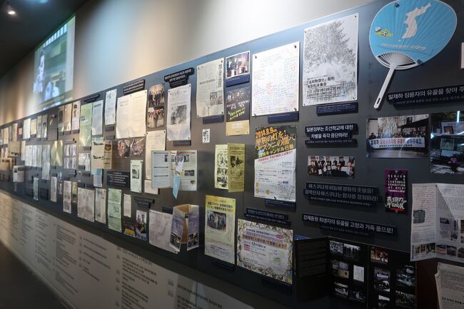 時代背景は朝鮮の人にとっては暗くて厳しい時代だったのでしょうが、<br />その規制された生活の中でいかに楽しく、<br />自由に生きていこうというバイタリティが<br />充分伝わってきました。