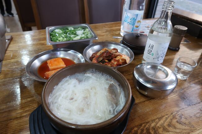 2軒ふられてここも入口には<br />韓国ブロガーの紹介記事には無い<br />アイドルタイムに入りそうな時間でしたが<br />快く入店させてもらいいただけました。<br /><br />過去一旨いと思うようなキムチにカクテキに<br />ねぎもたんまりといれたソルロンタンは美味しかったです