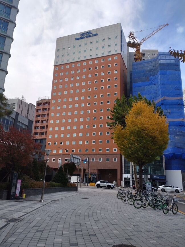 ただ乗り換えの手間もさほどでもなく<br />新吉駅で下車。<br />エスカレーターもしくはエレベータ―ありますし<br />（シンガポールでエスカレーターが早いのを経験した後なので、韓国のそれのゆっくりがもどかしく、なるべくエレベータ―になりましたが・・。）<br />東大門の二つの東横インと比べると向こうは坂道もあるけど<br />こちらは平坦な路で<br />スーツケース持ってゆっくり歩いても5分とかからず到着です。<br />あとはエレベータ―の数や宿泊費も考えると<br />こちら東横INNソウル永登浦でもいいかな。（個人の意見です。）<br /><br /><br /><br />