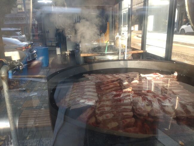 この店外からみえる大鍋でぐつぐつは今までも間違いないソルロンタンの店です。