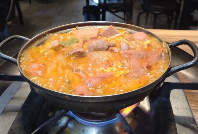 さあ、ぐつぐつを味わっていただきました。<br /><br /><br />ただただ、ここのおばちゃん、本当に残念。<br />この食事の途中から窓全開でたぶん気温0度ぐらいなのに<br />そのまま放置。<br />まだ何組もお客がいるのにですよ。まるで早く出ていけと言わんばかり。<br /><br />それに本当に最悪だと思ったのは会計すれば<br />「ありがとう、気を付けて！」があるのが普通だと<br />今まで思っていましたが<br />このおばちゃん、無言・・・<br />まあこういう接客だと思えばいいしこういう貴重な体験もしてみたい方は<br />是非行ってみてくださいね。<br />そんなことここでしか体験できませんからね(笑)