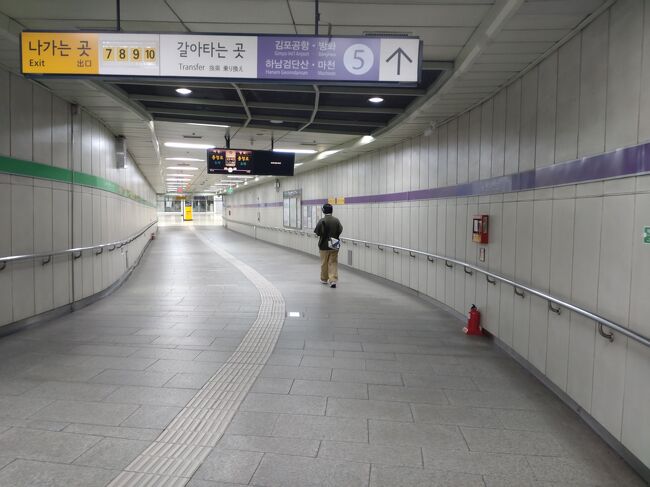 一回の乗り換え駅通路は寂しかった