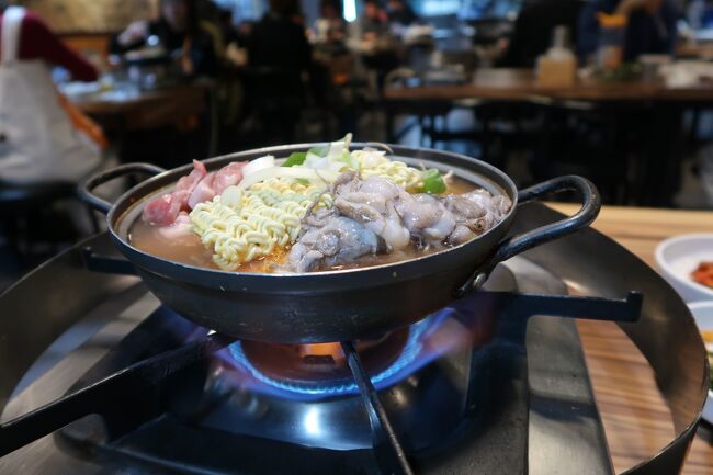 私のこだわりのキムチチゲはぐつぐつ煮込んで<br />好みのスープ状になるまでじゃないと嫌。<br /><br />トッペギで煮込まれた状態ではちょっと残念なのです。<br />