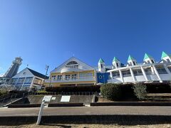 2日目、犬と行ける場所ということで、熱海から30分ちょいのところにある伊東マリンタウンへ。古臭いドライブインかな？と思って行ったら、明るく活気あり！目の前もマリーナで垢抜けてる雰囲気。