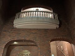 ランチはホテルニューアカオのメインダイニング錦へ。来店理由はるふぶFREEに広告が出てたからw 3000円のハーフビュッフェ。前日の夜にhotpepperで予約。昭和レトロ？な雰囲気にわくわく。