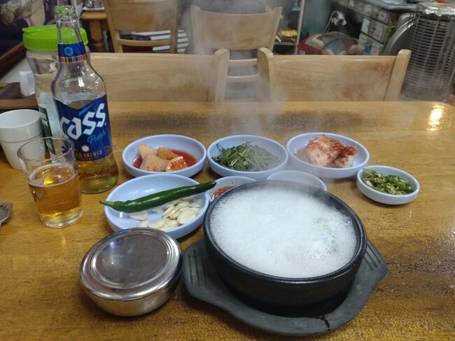 さあ、テジクッパがきました。<br /><br />釜山名物のテジクッパですが、ソウルでもお気に入りの店を探していましたが<br />ここはどうでしょうか