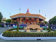 キャッスルカルーセルというメリーゴーランドに乗って……