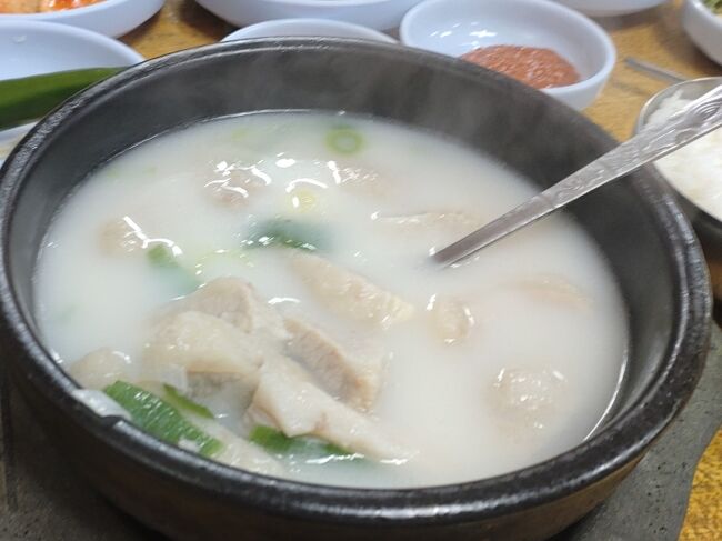 まずは基本の店前で大鍋でぐつぐつはあったし<br />ここは何といってもこの分厚い肉ですね。<br /><br />こってりにみえる豚スープは塩コショウとアミで調整すると<br />旨いやつ出来上がり！って感じ。<br /><br />いい店を知りました。