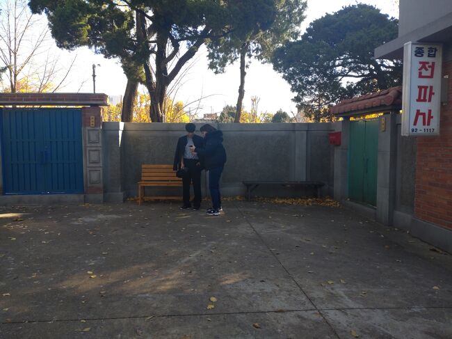 少年たちがここの衣装の学ランを着て写真を撮っていました