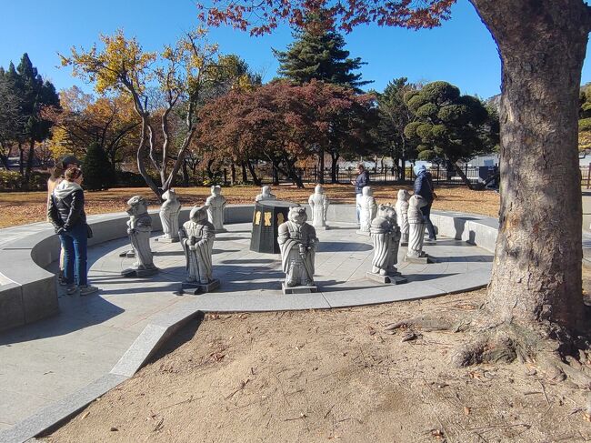 他の屋外展示には<br />韓国の十二支かな<br /><br />十二番目が独特なんですよね韓国は<br />??/テジ/豚・亥　となっていて<br />イノシシと豚でいいのかな