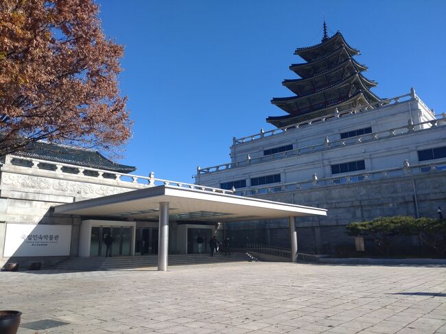 それでは室内の常設展示室へ入ってみます<br />