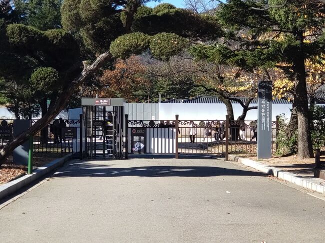 ちなみにこの扉はあっちの景福宮から入るだけのもの