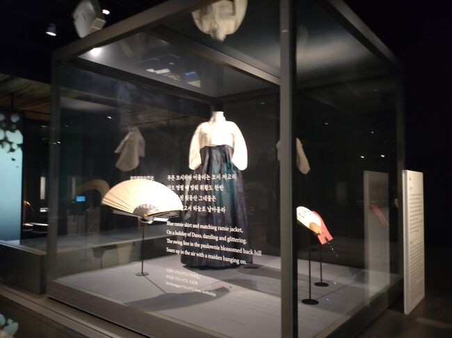 「韓国人の今日」<br />Ｋカルチャー」を中心に紹介するコーナーで、韓国の伝統的な生活習慣を紹介。<br /><br />「韓国人の一年」<br />季節の変化に合わせて農耕生活を営んでいた朝鮮時代(1392～1910年)の人々の日常が垣間見られます。<br /><br />「韓国人の一生」<br />朝鮮時代の貴族階級である両班(ヤンバン)家の人々が、生まれてから死ぬまでに経験する様々な儀礼を中心に、彼らの一生に触れることができます。