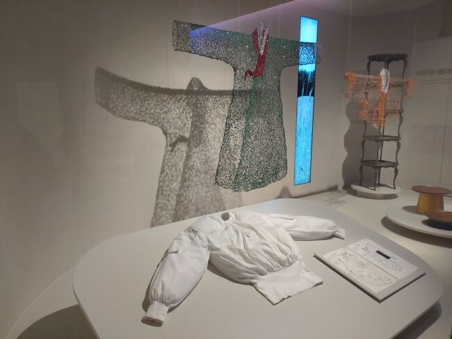 まずは<br />シースルーじゃん