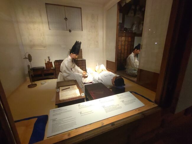 チャングムでよくみた<br /><br />脈を取っています