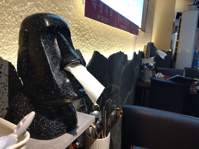 テーブルに設置のモアイの置物の鼻からペーパーが出ています！