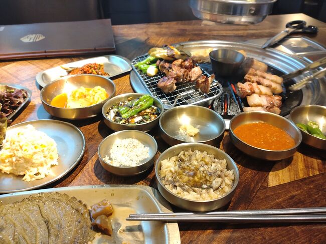 サラダや漬物は単体でもちろん美味しいけど<br />お肉に合わせて様々なおかず（調味料）を試していただきます。<br /><br />私はお肉とあわせたネギキムチ・ショウガシロップや<br />シイタケワサビが最高に良かったですね。<br /><br />ここは済州の黒豚をまた一つ越えたレベルでいただけました。<br />また来ようっと。<br /><br />最後にいい〆になりました。