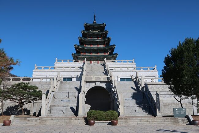 まずはドーーンと目立つお寺のようなもの<br /><br />これは「国立総合博物館 設計コンペ」の特選当選作で、<br />全国各地の有名な寺院が題材とされているそうです。<br /><br />なので階段の形や五重塔はいろいろな有名なもののモチーフだそうです。<br />ちなみに五重塔や階段は上がれません。