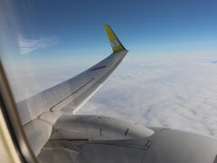 さて、春の桜の旅以来8か月振りの飛行機旅行で、私もだんだん年老いてゆく身となりましたが、胸は高鳴っています。春に続き場所はまた京都なのですが。今回は雅な古都の紅葉を見たい。その一心で個人旅行で計画を立ててやってきました。ただ、私の住まいは北海道なので直通便は夏の一時期しかなく、この時季は羽田経由の伊丹行と飛行機は乗り継ぎの旅になります。