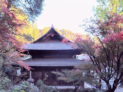 定光寺本堂と紅葉
