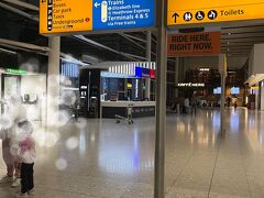 フランクフルト空港から２時間弱でやっと、遂に、念願のロンドン・ヒースロー空港に到着！！！
実は、１９時半からのミュージカル（一番安い席）を予約していましたが、残念ながらそちらは鑑賞できず。次回への宿題です。

まずは、Revolutに入れておいたポンドを引き出しました。キャッシュレス社会なロンドンだそうですが、念のために。手数料無料のATMを探すマップを入れておいたけれど、とにかく早く宿泊先にたどり着きたかったので手数料を払って出金。

ロンドンの入国審査は本当にあっという間に。パスポートをかざして終わり。自動改札かくらい。並ばずに楽ちんです。
