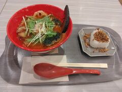 自宅を出発してまずは北広島三井アウトレットへ。

フードコートでランチ。　
私はトマト麺。