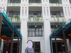ホテル前で記念撮影です
