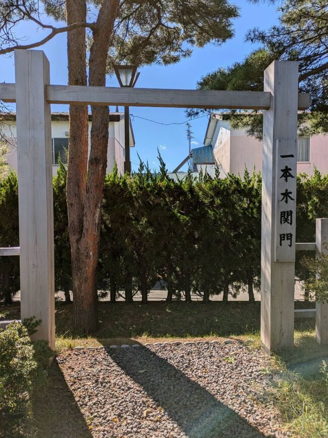 五稜郭からも結構距離があるのですが、馬でここまで闊歩してきたのでしょうか、新政府軍に落ちた、函館の弁天台場を奪い返す為に、明治２年５月１１日に、亀田側から一本木関門を出た所を、狙撃されて命を落としたと言われています。