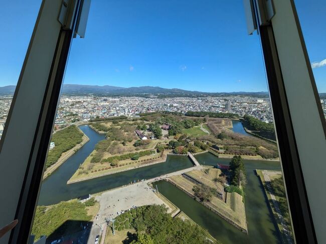 五稜郭公園、星型要塞です。<br />稜堡式城郭で三角形の突端部を多く持ち、それぞれの死角を補い合って強固な要塞となっています。