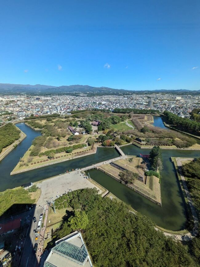 五稜郭は函館奉行所を守るために作られた城郭です。珍しい星形ですが、こういった要塞はヨーロッパでよく見られます。<br />フランスのサンマルタンドレなどは代表的なものですね、行った事ないけど(;^_^A<br /><br />四角や丸型だと攻撃の際に死角が多く、応戦するこちら側からも死角を無くすという意味でも効率的な形をしています。