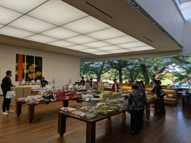 六花亭ならではのレイアウト、広い空間にお菓子が並んでいます。<br />つい買っちゃうのよね。